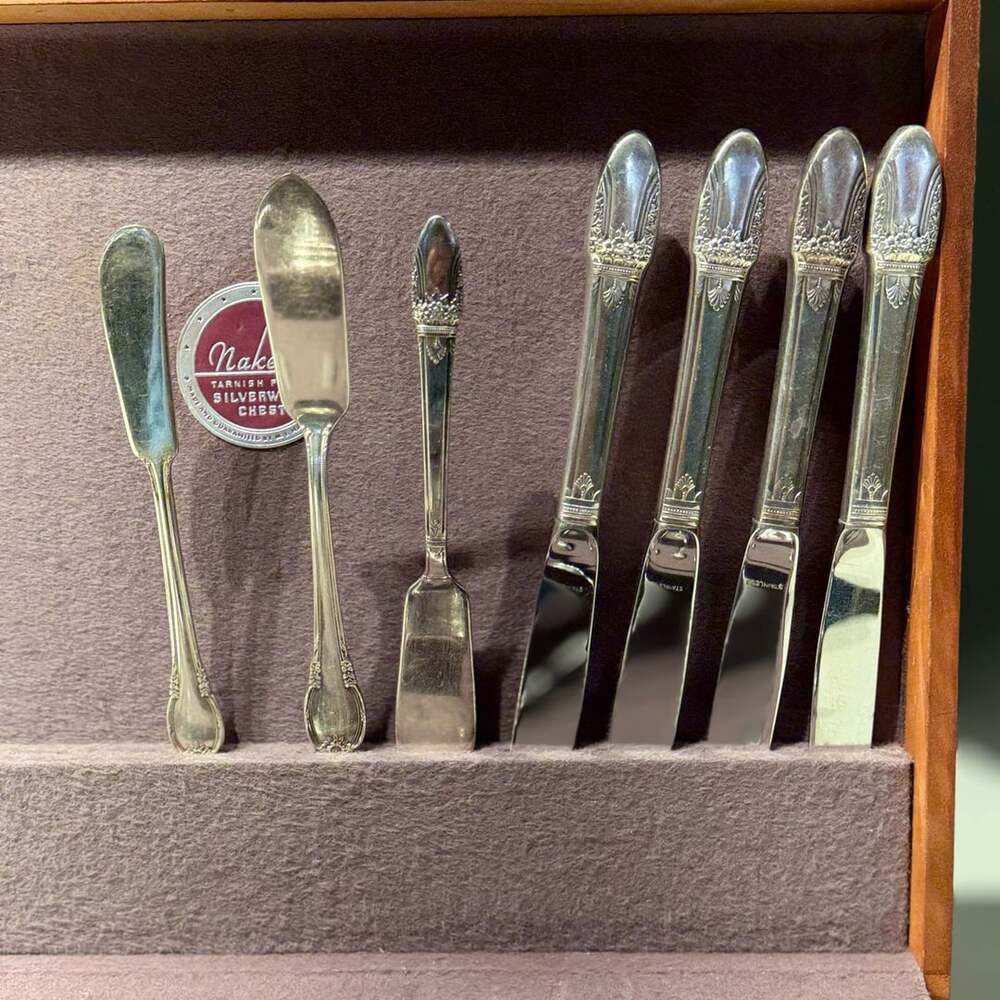 1847 Rogers Bros First Love Silverplate Flatware Set with Wood Chest 20pies set - Picture 2 of 15